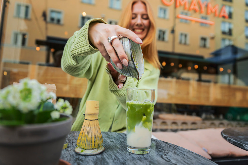 Astrid_Johansson__grundare_av_Wao_Matcha__gor_en_matchalatte_8f22d56f-ae40-49ce-aa32-cecb1cd2a850.jpg